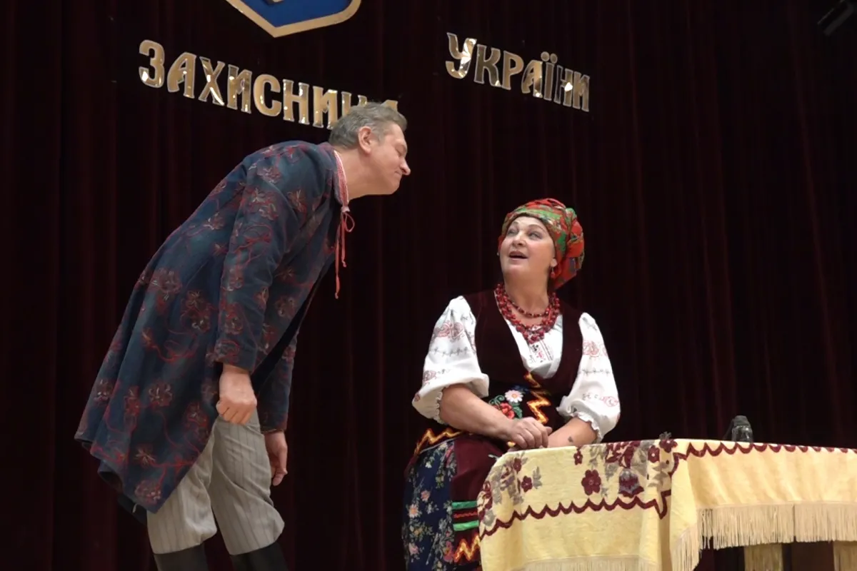 Дніпровський театр Шевченка привітав військових на Донбасі