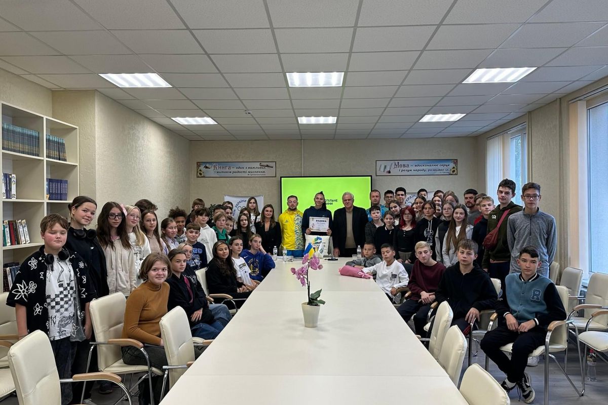 Бронзова призерка Олімпійських ігор у Парижі Ірина Геращенко завітала до учнів незламного Гостомеля. Бронзова призерка Олімпійських ігор у Парижі Ірина Геращенко завітала до учнів незламного Гостомеля.