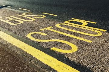 Прозора блискавка чи диво-меч: на Дніпропетровщині посеред міста тріснула навпіл зупинка Прозора блискавка чи диво-меч: на Дніпропетровщині посеред міста тріснула навпіл зупинка