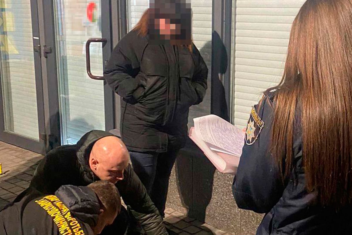 На Дніпровщині затримали дівчину, що займалася збутом наркотиків На Дніпровщині затримали дівчину, що займалася збутом наркотиків