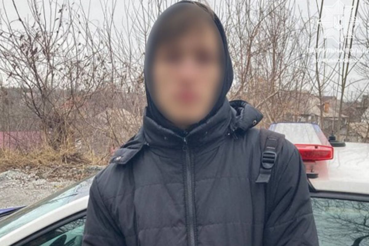 На Донеччині патрульна поліція затримала юнака з наркотиками На Донеччині патрульна поліція затримала юнака з наркотиками