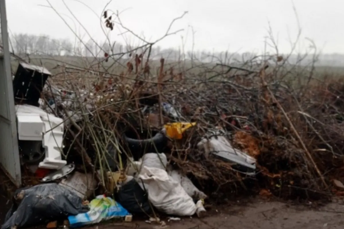На Вінниччині майданчик для збору відходів перетворили на стихійне звалище