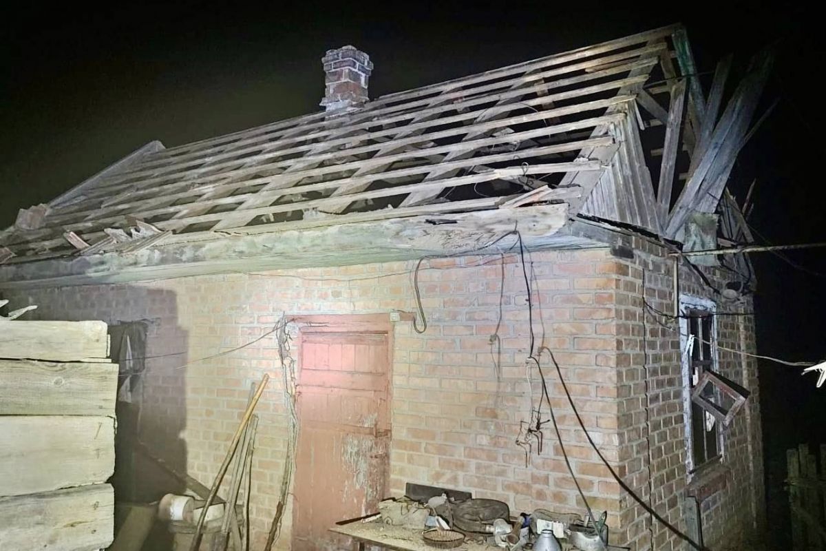 Вночi та ранком російські окупаційні війська били по Нікопольщині з «Градів» та важкої артилерії. Потерпали Мирівська, Марганецька та Червоногригорівська громади. Туди прилетіли щонайменше 40 ворожих снарядів Вночi та ранком російські окупаційні війська били по Нікопольщині з «Градів» та важкої артилерії. Потерпали Мирівська, Марганецька та Червоногригорівська громади. Туди прилетіли щонайменше 40 ворожих снарядів