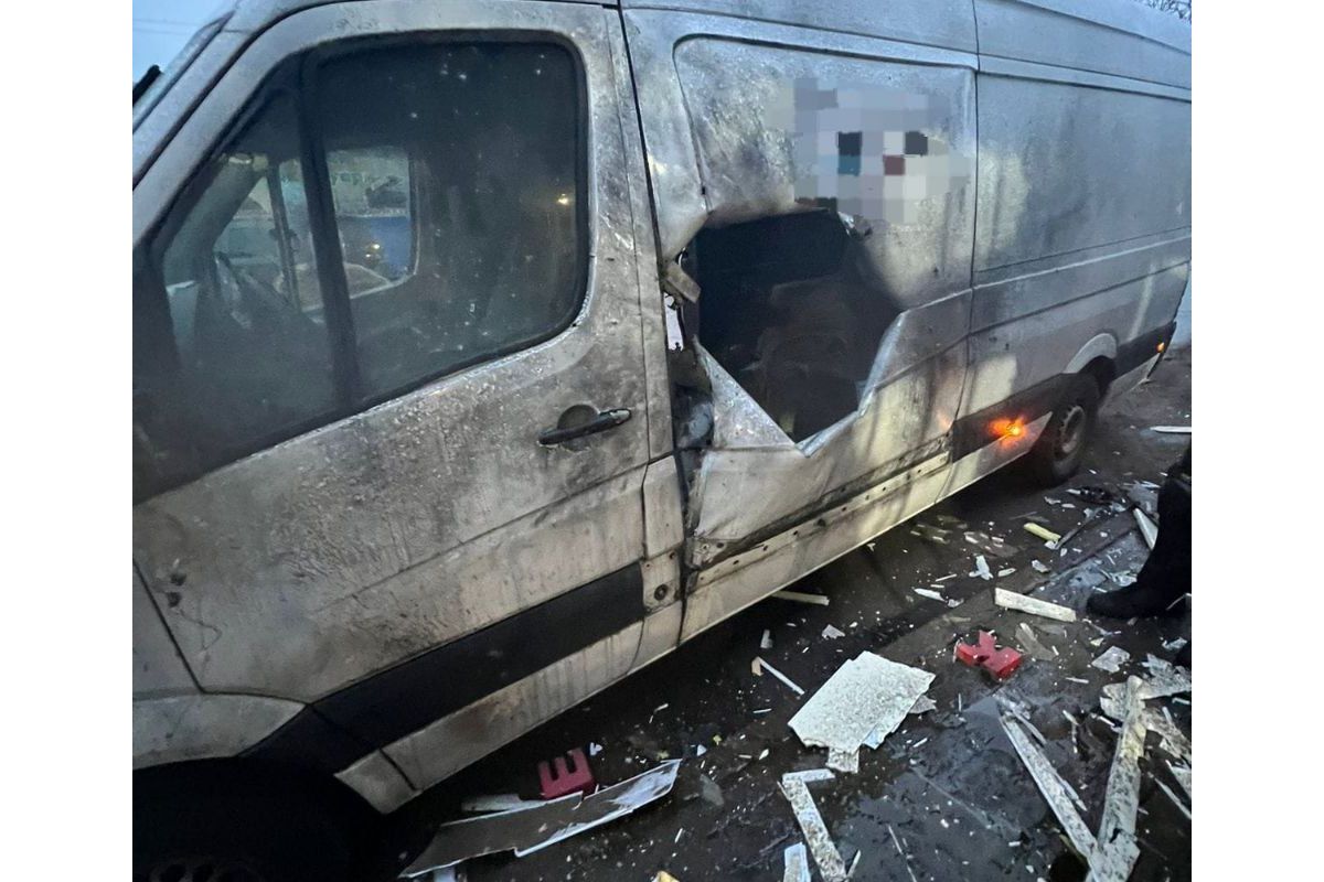 Сьогодні вдень росіяни двічі завдали ударів по місту з Ураганів касетними боєприпасами — поранено 6 цивільних, серед них іноземний волонтер Сьогодні вдень росіяни двічі завдали ударів по місту з Ураганів касетними боєприпасами — поранено 6 цивільних, серед них іноземний волонтер