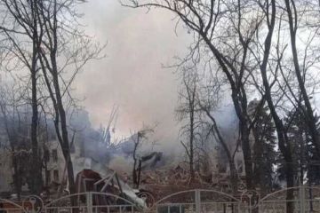 Зеленський: Рік тому Росія скинула надпотужну бомбу на драмтеатр із людьми у Маріуполі Зеленський: Рік тому Росія скинула надпотужну бомбу на драмтеатр із людьми у Маріуполі