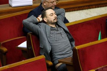 "Слуга народа" Дмитрий Гурин рассылает во время заседания Верховной Рады анекдоты о Зеленском "Слуга народа" Дмитрий Гурин рассылает во время заседания Верховной Рады анекдоты о Зеленском