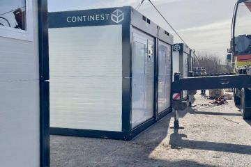 Російське вторгнення в Україну : У Бородянці встановили перші модульні будинки для співробітників ДСНС та волонтерів, які розбирають завали після вигнання з міста російських окупантів Російське вторгнення в Україну : У Бородянці встановили перші модульні будинки для співробітників ДСНС та волонтерів, які розбирають завали після вигнання з міста російських окупантів