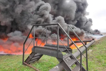 ​Російське вторгнення в Україну : Окупанти обстріляли Лисичанський нафтопереробний завод, наразі триває гасіння пожежі