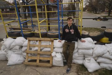 Російське вторгнення в Україну :  Історії з війни. у Чернігові 16-річний хлопець вступив парамедиком до ТрО та був за крок від смерті Російське вторгнення в Україну :  Історії з війни. у Чернігові 16-річний хлопець вступив парамедиком до ТрО та був за крок від смерті