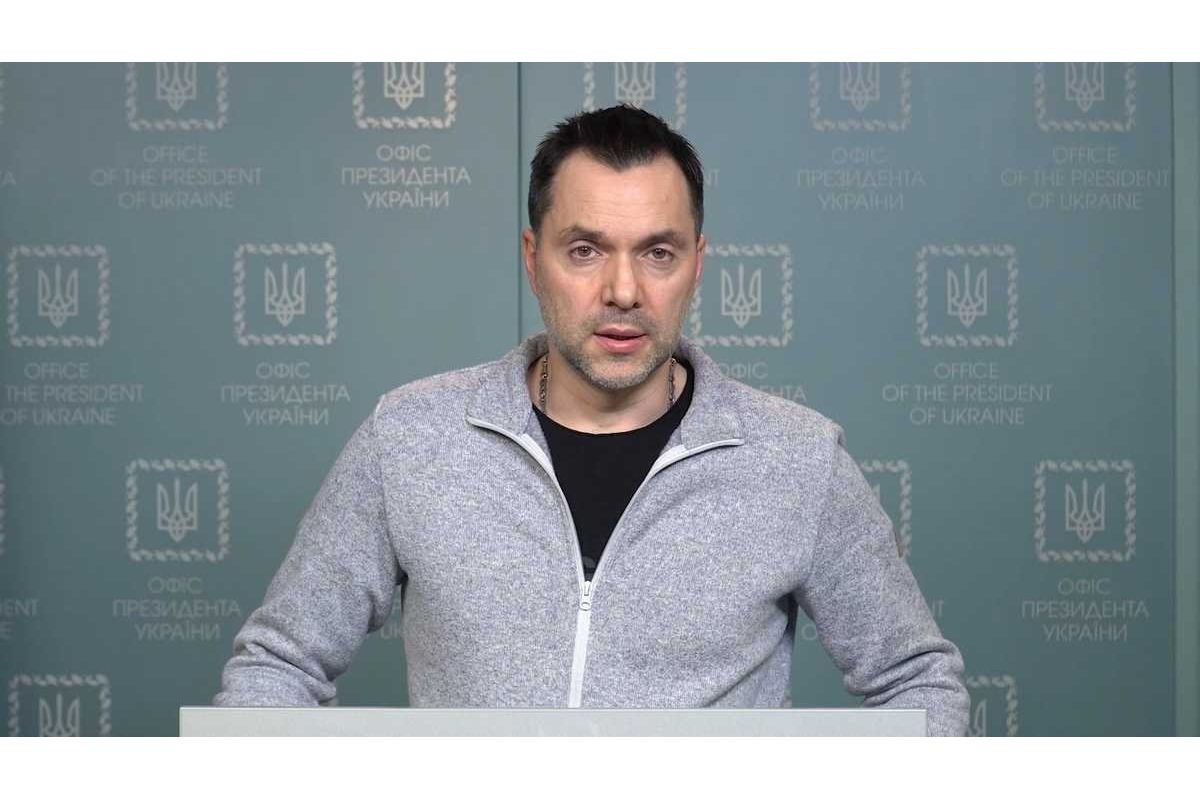 Російське вторгнення в Україну : Олексій Арестович стверджує, що Росія дістала військову техніку 1960-х років Російське вторгнення в Україну : Олексій Арестович стверджує, що Росія дістала військову техніку 1960-х років
