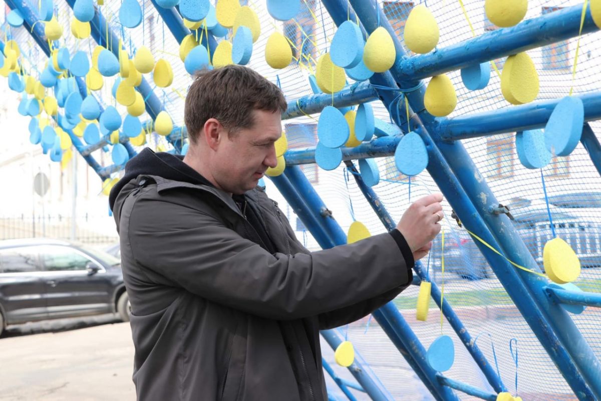 Російське вторгнення в Україну : У Львові з’явився "Великодній коридор життя", який символізує гуманітарні та евакуаційні коридори Російське вторгнення в Україну : У Львові з’явився "Великодній коридор життя", який символізує гуманітарні та евакуаційні коридори