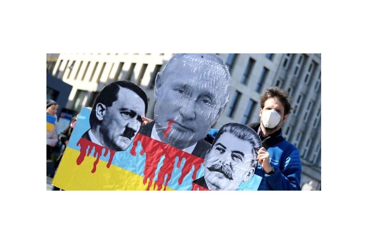 Російське вторгнення в Україну : путін підписав закон про штрафи за публічне ототожнення дій СРСР та нацистської Німеччини Російське вторгнення в Україну : путін підписав закон про штрафи за публічне ототожнення дій СРСР та нацистської Німеччини
