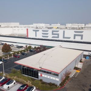 Tesla скоротить понад 10% персоналу в усьому світі через падіння продажів електромобілів. Tesla скоротить понад 10% персоналу в усьому світі через падіння продажів електромобілів.