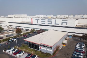 Tesla скоротить понад 10% персоналу в усьому світі через падіння продажів електромобілів. Tesla скоротить понад 10% персоналу в усьому світі через падіння продажів електромобілів.