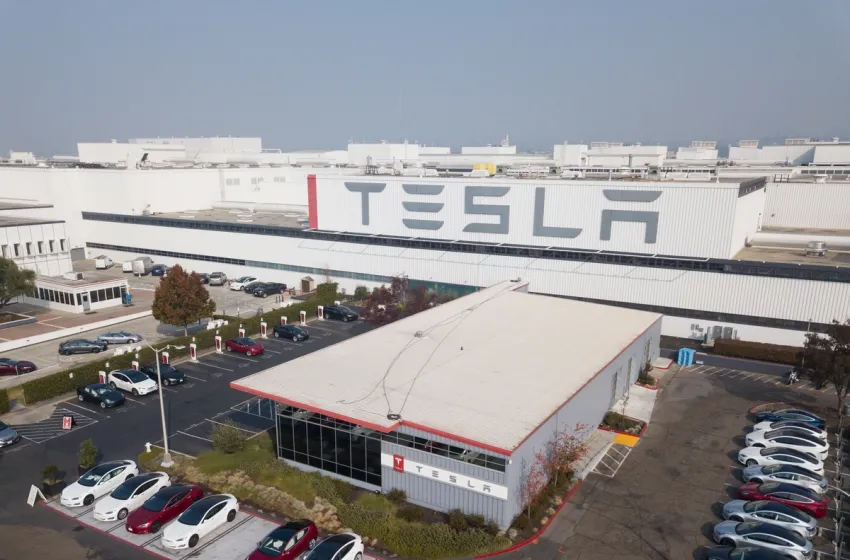 Tesla скоротить понад 10% персоналу в усьому світі через падіння продажів електромобілів.