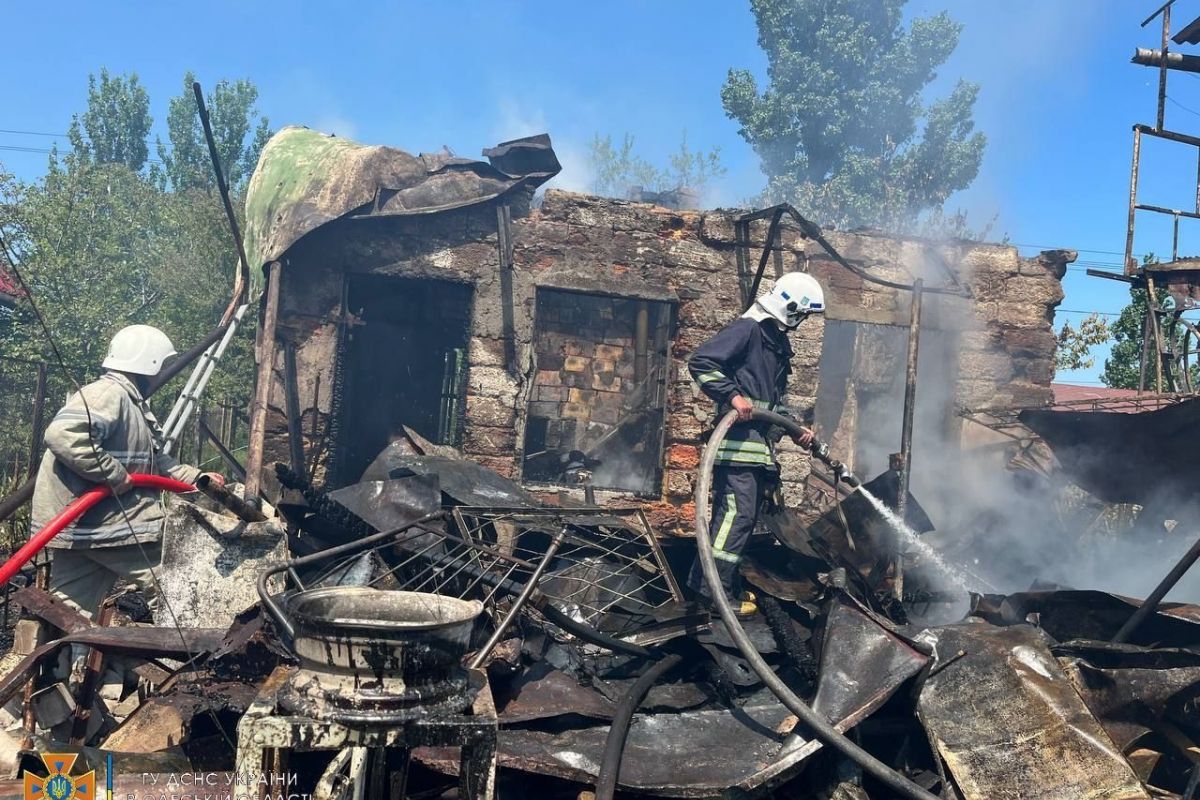 Рятувальники ліквідовують наслідки ракетного удару по Одещині