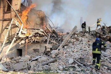 Росіян завдала артилерійських ударів по Сєвєродонецьку та Лисичанську. Виникли пожежі в будівлях наукового об’єднання і житлових кварталах Росіян завдала артилерійських ударів по Сєвєродонецьку та Лисичанську. Виникли пожежі в будівлях наукового об’єднання і житлових кварталах