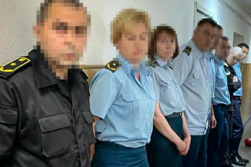 СБУ викрила столичних митників, які шантажували чесних підприємців і вимагали від них хабарі СБУ викрила столичних митників, які шантажували чесних підприємців і вимагали від них хабарі