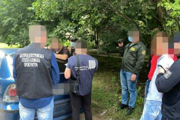 1000 дол. США за уникнення відповідальності та переміщення товарів через кордон – на Одещині затримано прикордонника 1000 дол. США за уникнення відповідальності та переміщення товарів через кордон – на Одещині затримано прикордонника