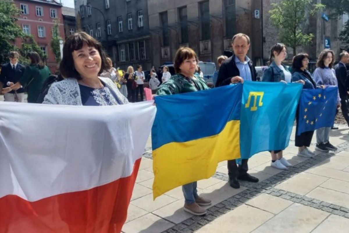 Світ з нами! У Кракові у відбулося урочисте перейменування площі поруч із консульством рф на площу "Вільної України" Світ з нами! У Кракові у відбулося урочисте перейменування площі поруч із консульством рф на площу "Вільної України"