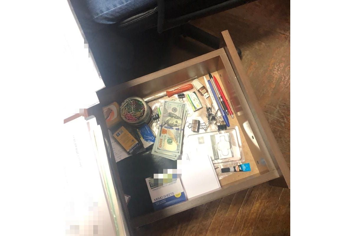 На Київщині начальника одного з центрів надання адмінпослуг затримано на хабарі у 500 доларів США (ФОТО) На Київщині начальника одного з центрів надання адмінпослуг затримано на хабарі у 500 доларів США (ФОТО)