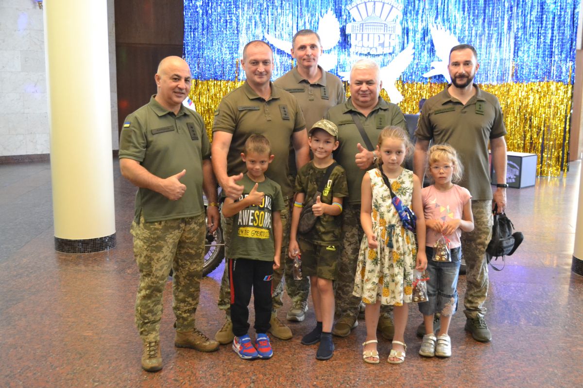СВЯТО ДІТЯМ ВІД ВІЙСЬКОВИХ СВЯТО ДІТЯМ ВІД ВІЙСЬКОВИХ