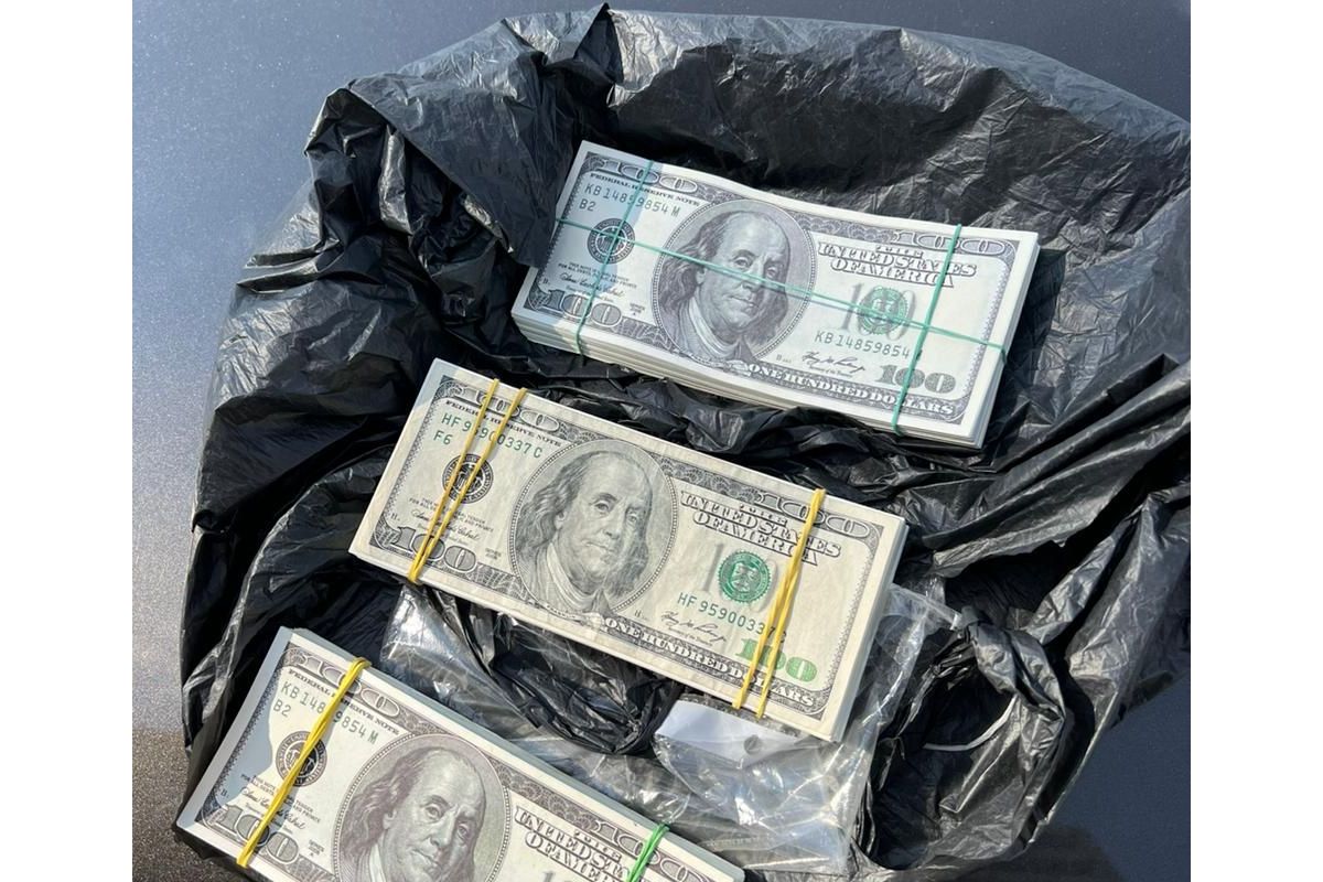 Вимагали від підприємця 30 тис. доларів США хабаря за оренду озера – викрито адвоката та спільника Вимагали від підприємця 30 тис. доларів США хабаря за оренду озера – викрито адвоката та спільника