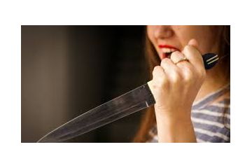 Оголошено вирок жінці, яка у нетверезому стані вдарила ревнивого чоловіка одразу двома ножами Оголошено вирок жінці, яка у нетверезому стані вдарила ревнивого чоловіка одразу двома ножами