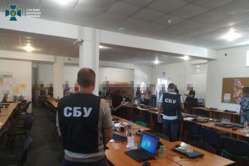 На Запоріжжі СБУ викрила організоване угруповання на викраденні коштів із банківських рахунків На Запоріжжі СБУ викрила організоване угруповання на викраденні коштів із банківських рахунків