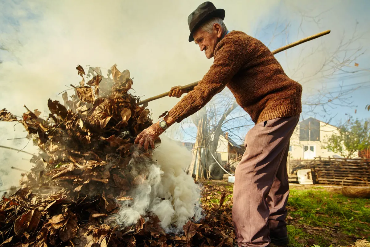 Мешканців Дніпропетровщини попереджають про штрафи за спалене листя