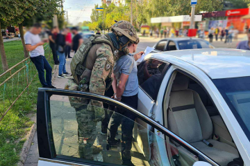 Інформаційне агентство : У Краматорську за підозрою у викраденні майна з автомобілів заарештовано двох чоловіків Інформаційне агентство : У Краматорську за підозрою у викраденні майна з автомобілів заарештовано двох чоловіків