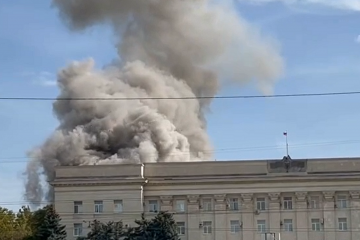 У Херсоні – вибухи: зафіксовано "приліт" біля облдержадміністрації (відео) У Херсоні – вибухи: зафіксовано "приліт" біля облдержадміністрації (відео)