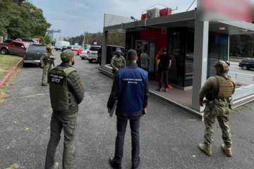 В Києві затримали волонтерів, які хотіли продати гуманітарні авто В Києві затримали волонтерів, які хотіли продати гуманітарні авто