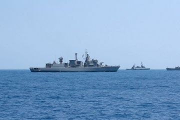 ОАЕ, Бахрейн, Ізраїль та США проводять перші спільні військово-морські навчання ОАЕ, Бахрейн, Ізраїль та США проводять перші спільні військово-морські навчання