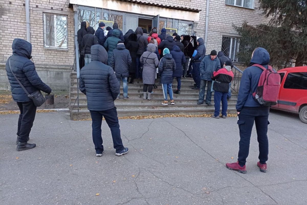 У Павлограді утворилась велика черга під воєнкоматом У Павлограді утворилась велика черга під воєнкоматом