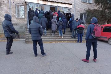 У Павлограді утворилась велика черга під воєнкоматом У Павлограді утворилась велика черга під воєнкоматом