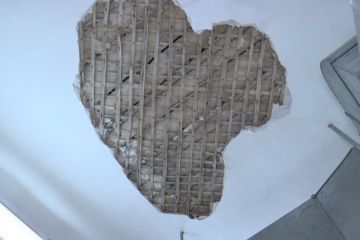 В Одесі на студента під час занять впали уламки стелі В Одесі на студента під час занять впали уламки стелі