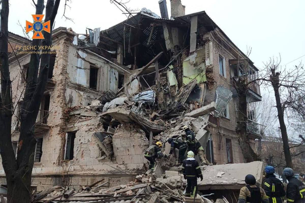 Рятувальники ліквідовують наслідки сьогоднішніх обстрілів Кривого Рогу Рятувальники ліквідовують наслідки сьогоднішніх обстрілів Кривого Рогу