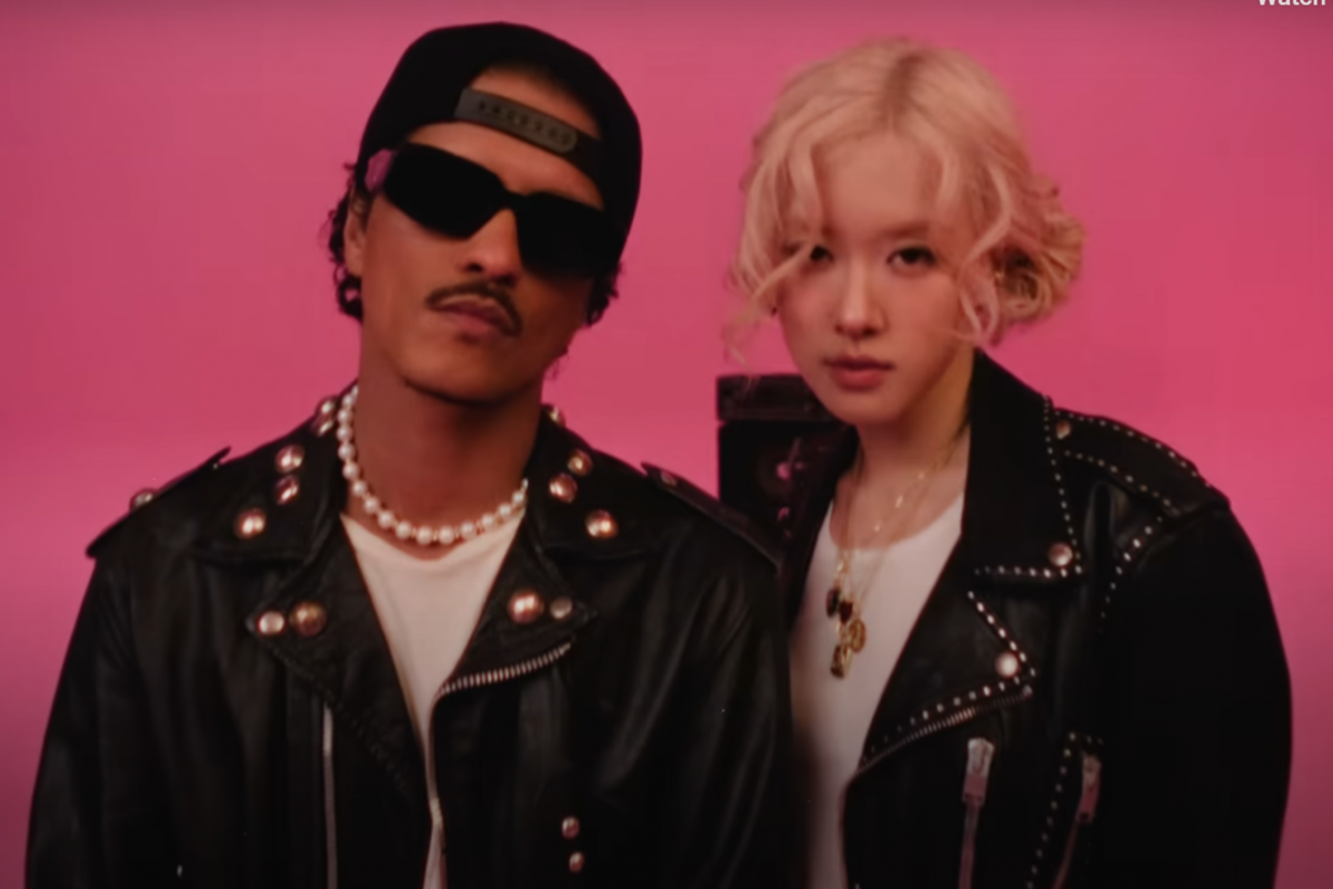 Глобальні музичні ікони ROSÉ та Bruno Mars представили спільний сингл "APT." разом з офіційним музичним відео, знятим Даніелем Рамосом та самим Бруно Марсом Глобальні музичні ікони ROSÉ та Bruno Mars представили спільний сингл "APT." разом з офіційним музичним відео, знятим Даніелем Рамосом та самим Бруно Марсом