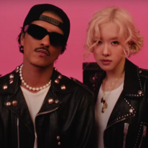 Глобальні музичні ікони ROSÉ та Bruno Mars представили спільний сингл "APT." разом з офіційним музичним відео, знятим Даніелем Рамосом та самим Бруно Марсом Глобальні музичні ікони ROSÉ та Bruno Mars представили спільний сингл "APT." разом з офіційним музичним відео, знятим Даніелем Рамосом та самим Бруно Марсом