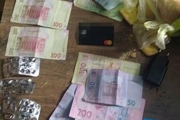 У Маріуполі викрито організовану злочинну групу, яка збувала психотропні речовини та прекурсори наркозалежним особам (ФОТО) У Маріуполі викрито організовану злочинну групу, яка збувала психотропні речовини та прекурсори наркозалежним особам (ФОТО)