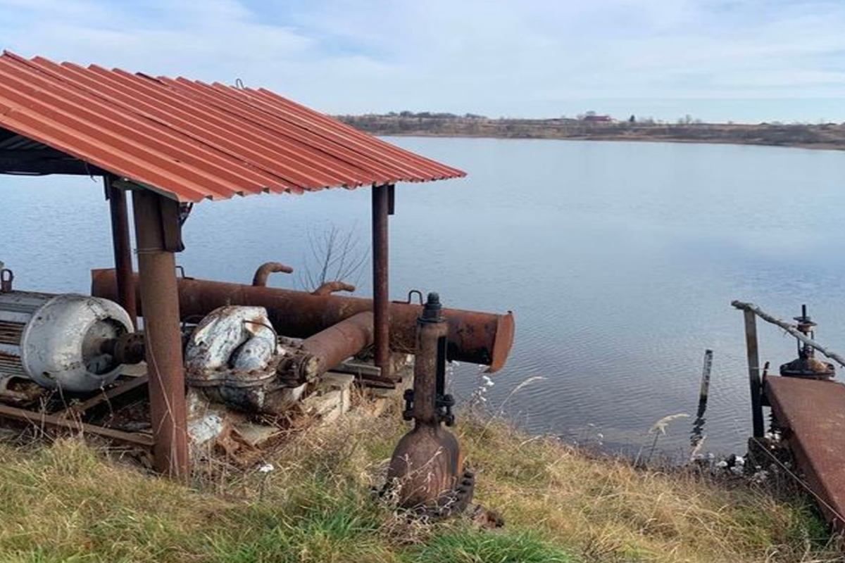 На Львівщині підприємство скидає свої відходи у річку На Львівщині підприємство скидає свої відходи у річку