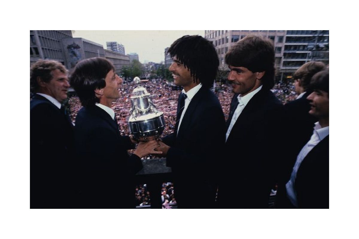 Сезон мести: как 36-летний Кройф наказал Аякс, перебравшись к его злейшему врагу Сезон мести: как 36-летний Кройф наказал Аякс, перебравшись к его злейшему врагу