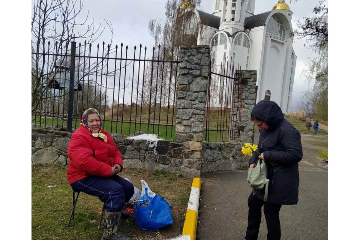 Російське вторгнення в Україну : Церква у Бучі. Бабуся продає букети з вербових гілок. Російське вторгнення в Україну : Церква у Бучі. Бабуся продає букети з вербових гілок.