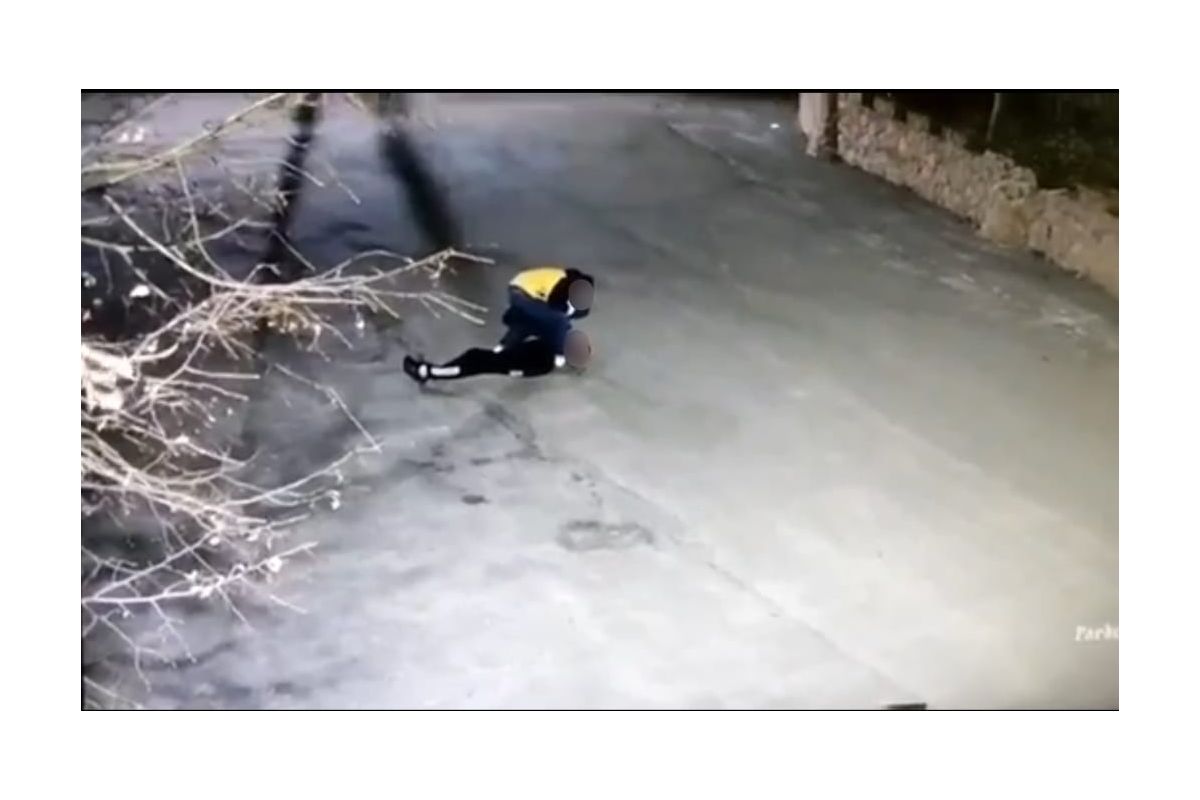 Повідомлено про підозру двом підліткам, які жорстоко побили 14-річного хлопця Повідомлено про підозру двом підліткам, які жорстоко побили 14-річного хлопця