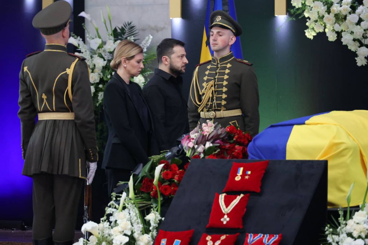 Володимир та Олена Зеленські попрощалися з першим президентом України Леонідом Кравчуком Володимир та Олена Зеленські попрощалися з першим президентом України Леонідом Кравчуком