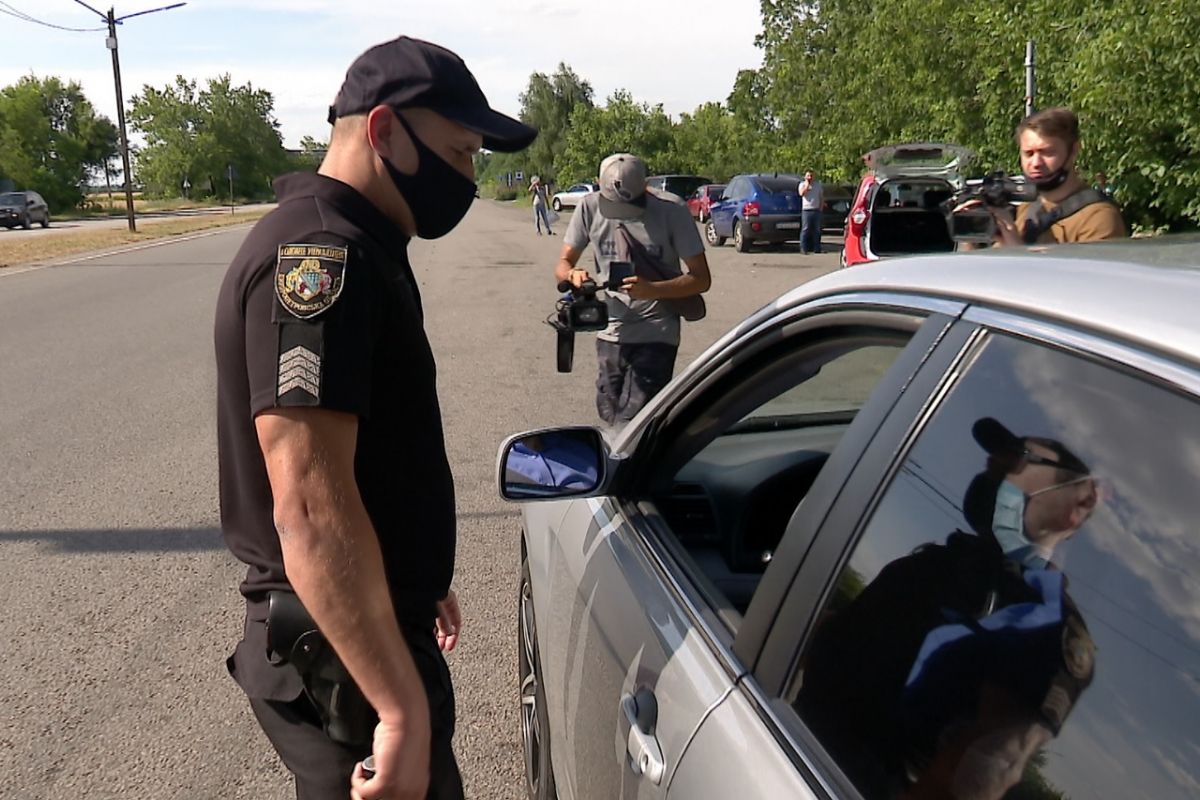 На Солонянському блокпості на боржників полюють із гарпуном На Солонянському блокпості на боржників полюють із гарпуном