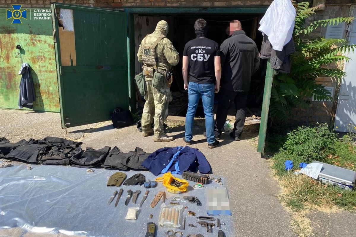 На Дніпропетровщині затримали озброєну банду, яка залякувала та катувала людей На Дніпропетровщині затримали озброєну банду, яка залякувала та катувала людей