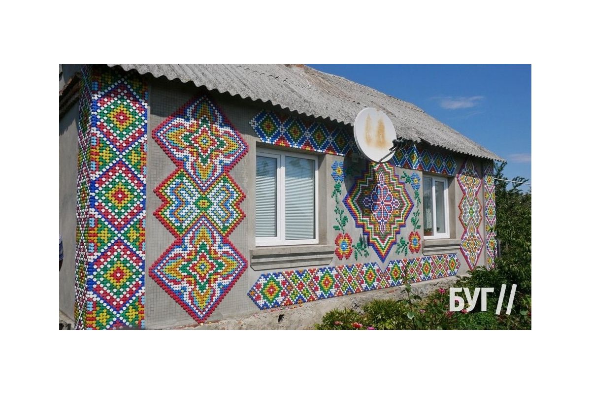 Мешканець Волині виклав пластиковими кришечками вишиванку на будинку Мешканець Волині виклав пластиковими кришечками вишиванку на будинку