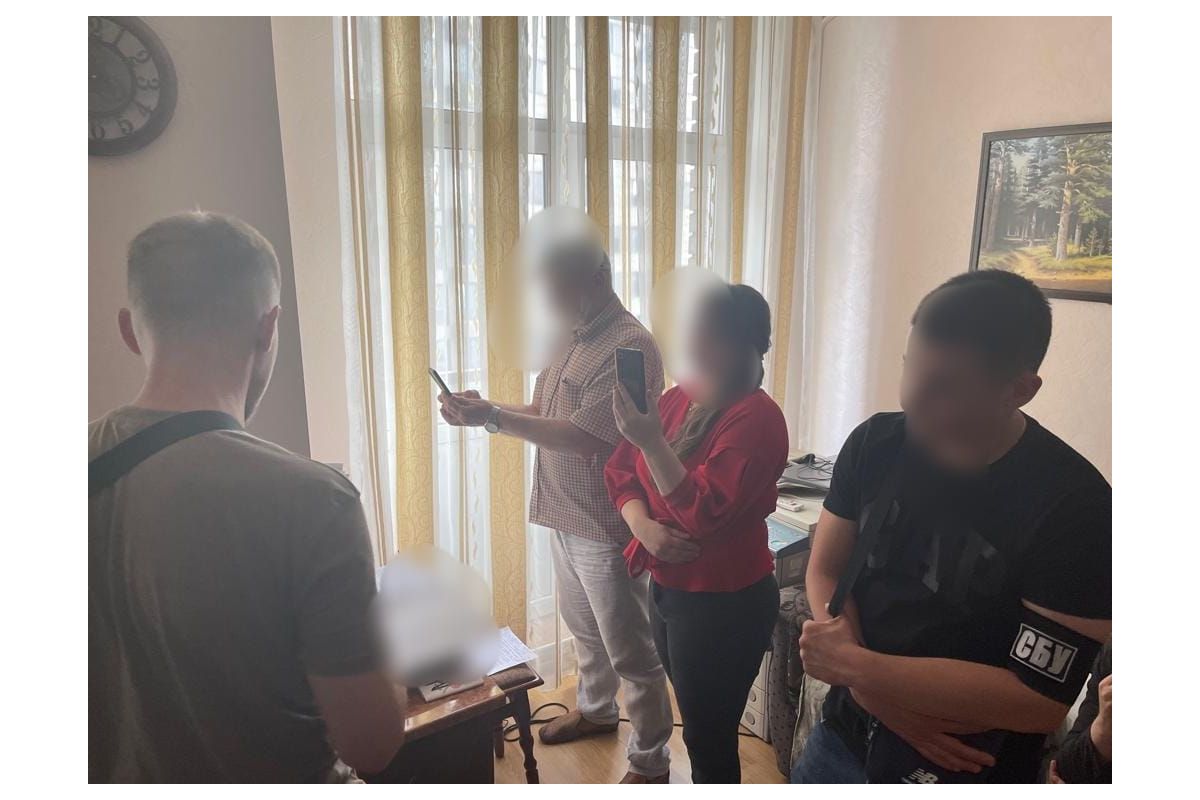 Активістці, яка провокувала сутички біля Києво-Печерської лаври, повідомлено про підозру у виправдовуванні збройної агресії рф Активістці, яка провокувала сутички біля Києво-Печерської лаври, повідомлено про підозру у виправдовуванні збройної агресії рф